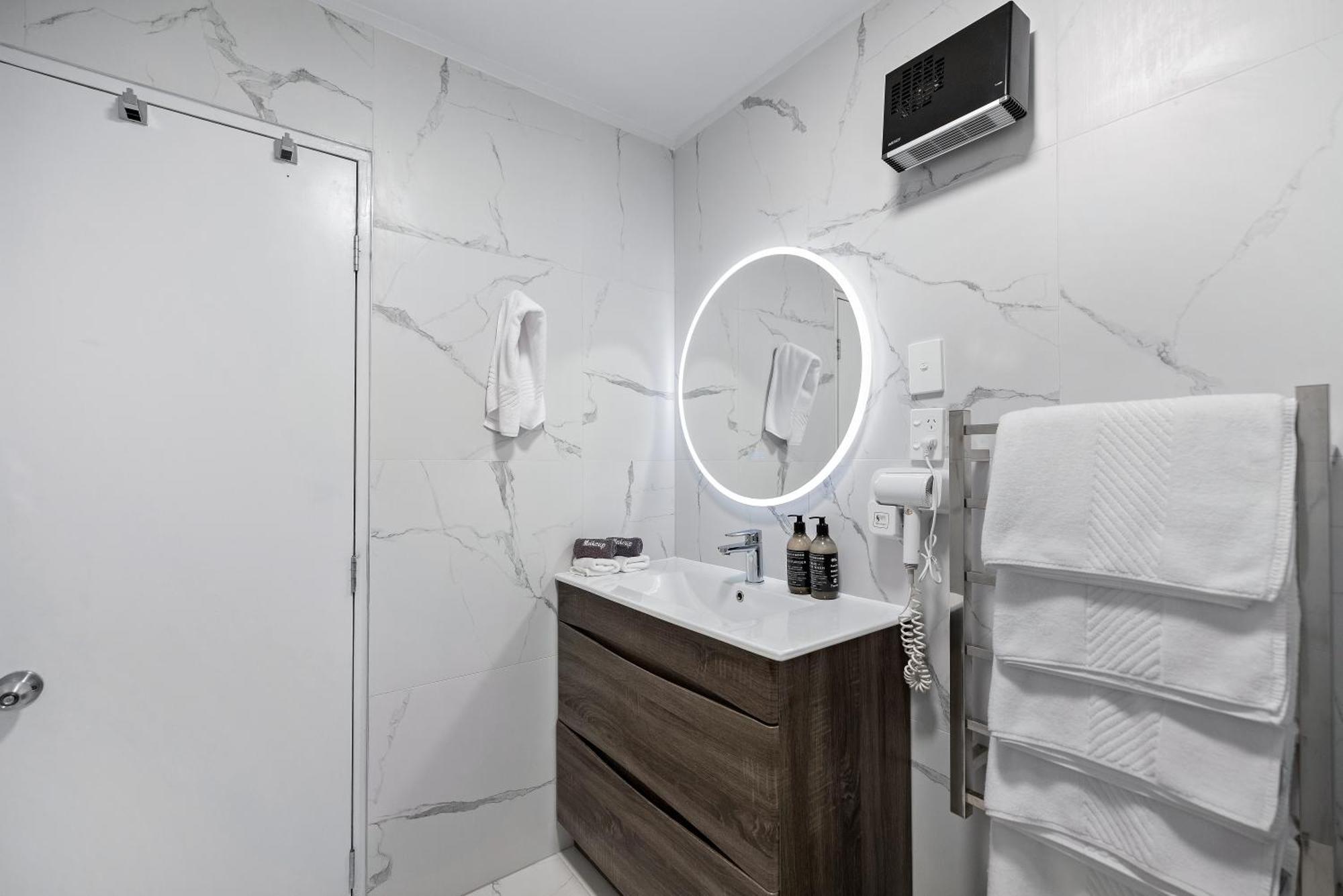 קווינסטאון Lakeview Colonial Motel מראה חיצוני תמונה