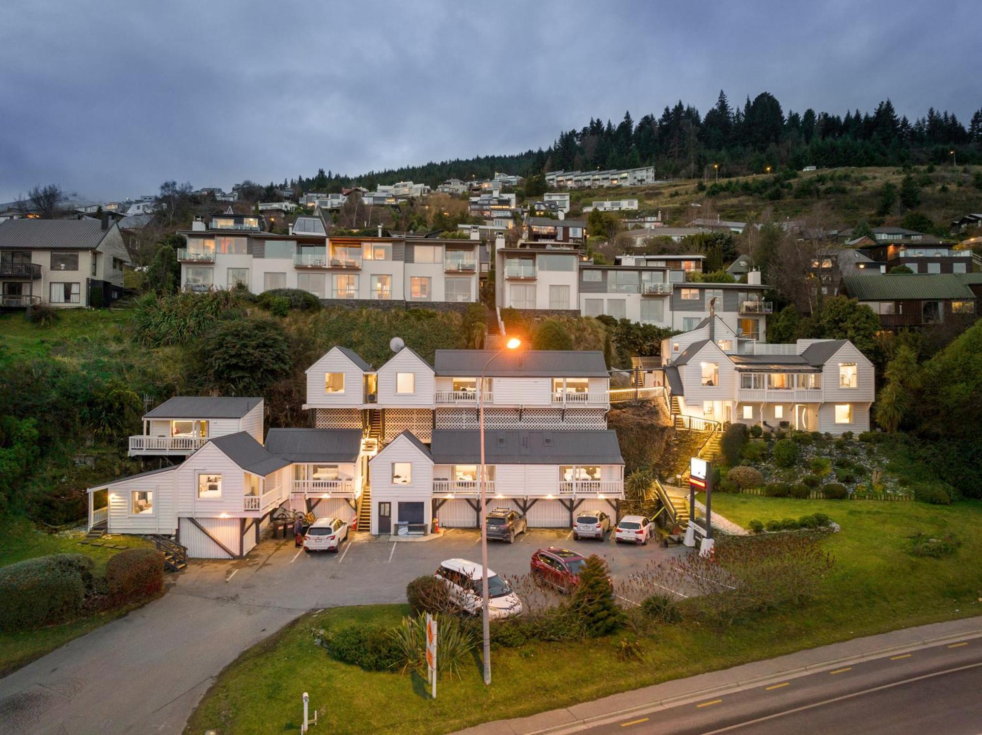 קווינסטאון Lakeview Colonial Motel מראה חיצוני תמונה