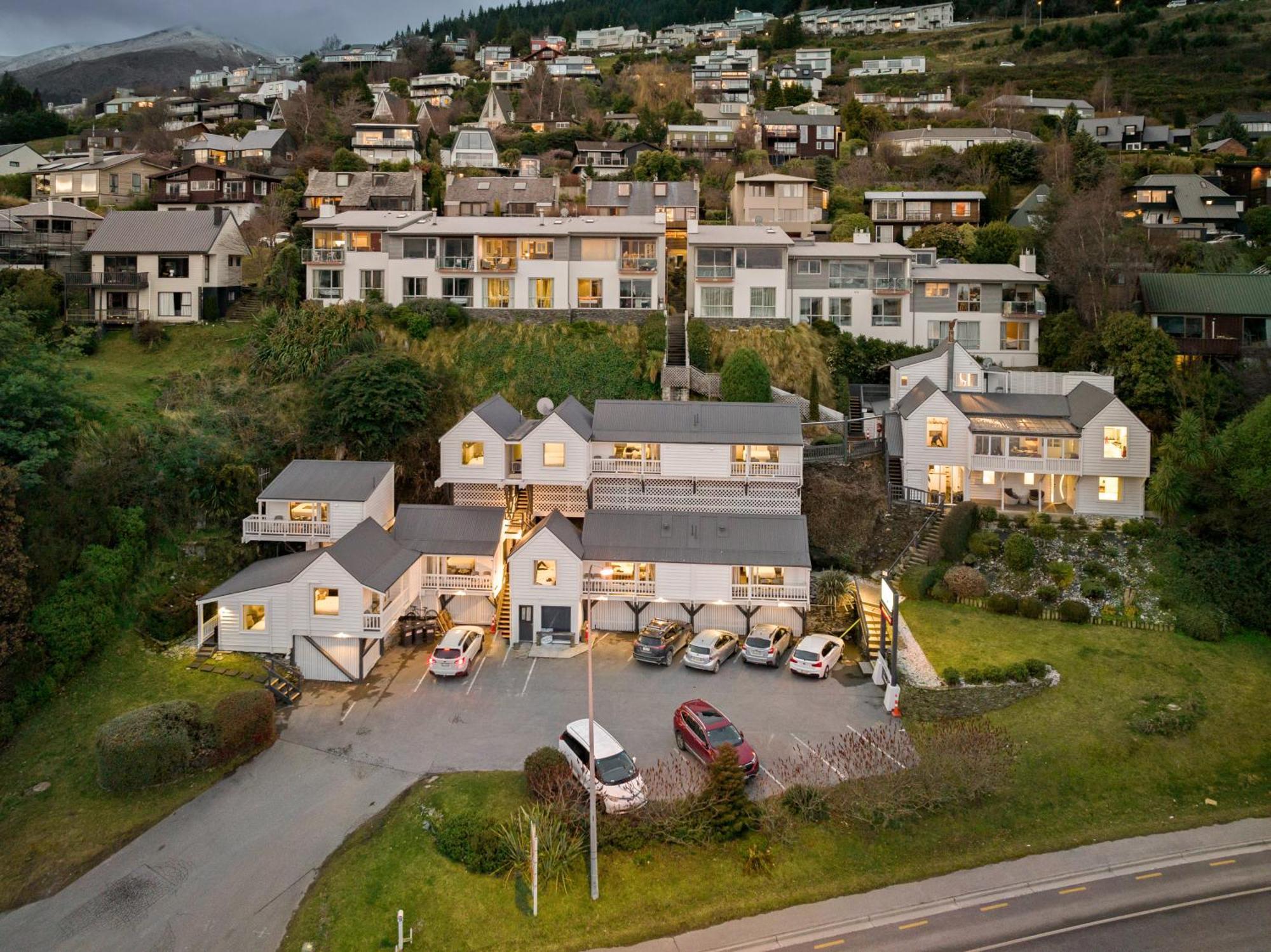 קווינסטאון Lakeview Colonial Motel מראה חיצוני תמונה